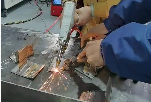 激光焊接机由哪几部分构成？